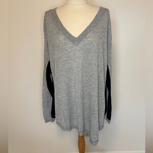 RACHEL Rachel Roy Gray and Black Long Sleeve V-Neck Top - XL